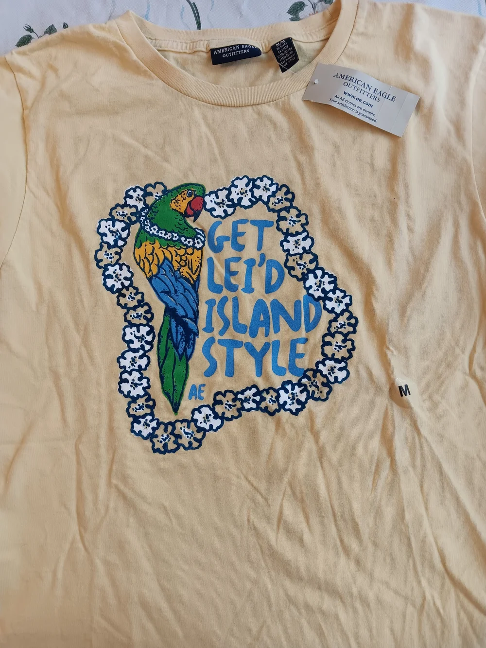 Vintage Y2K American Eagle Womens Graphic T-Shirt Medium Yellow Get Lei'd Island